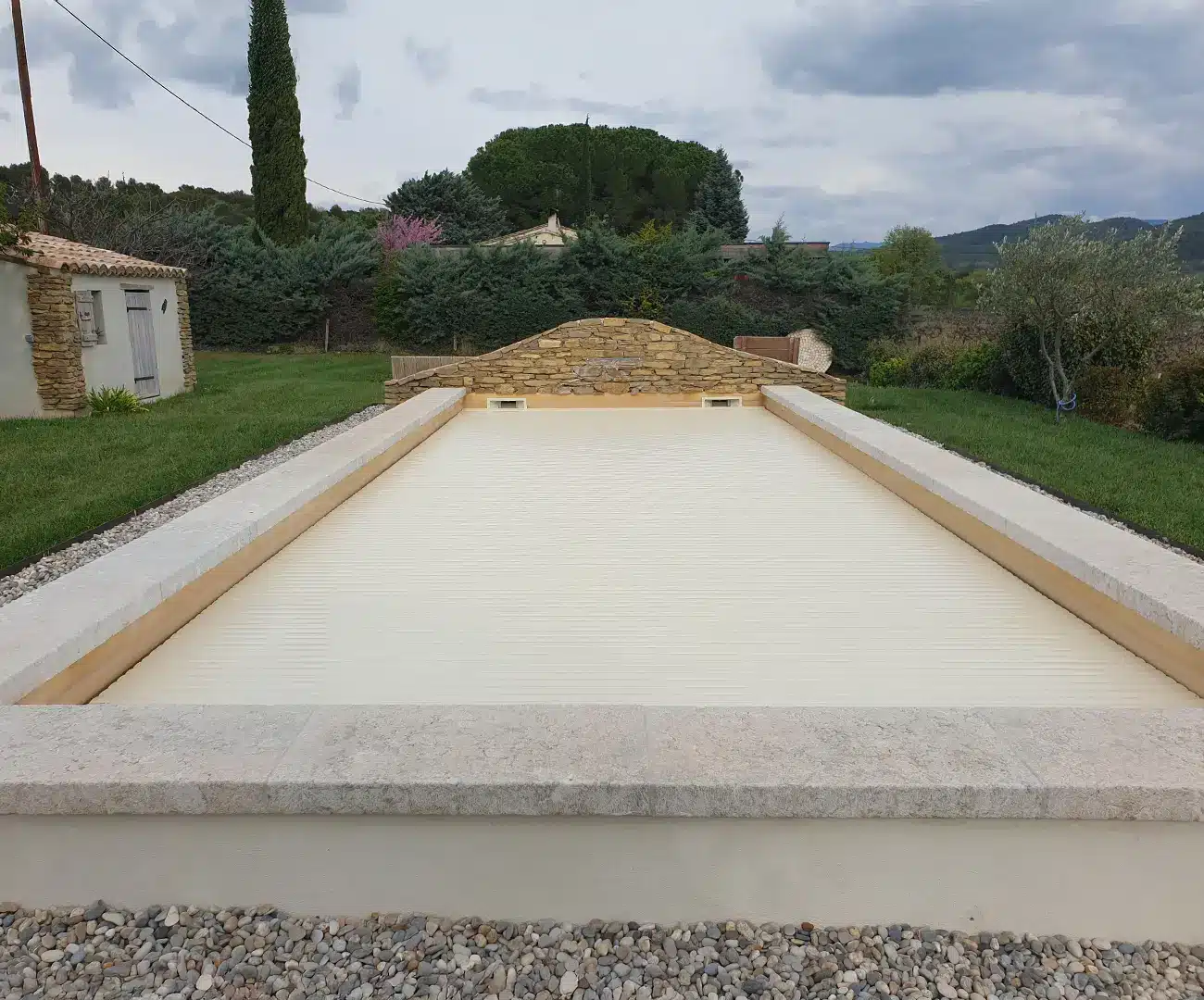 Equipements pour piscine à Vaison-la-Romaine. Volets roulants, robots nettoyeurs, pompes à chaleur. Tout pour votre piscine